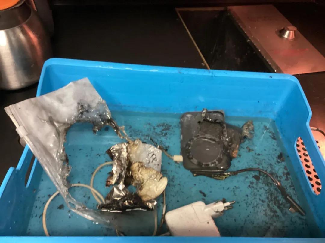 荷航前CEO坐自家航班	，违规使用充电宝还睡着，充电宝爆炸起火！航班已飞行5小时，被迫紧急返航