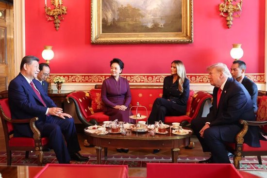 习近平和彭丽媛同特朗普夫妇茶叙，高清大图来了！