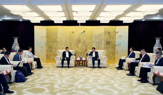进出口银行董事长陈怀宇与徐工集团董事长杨东升举行会谈