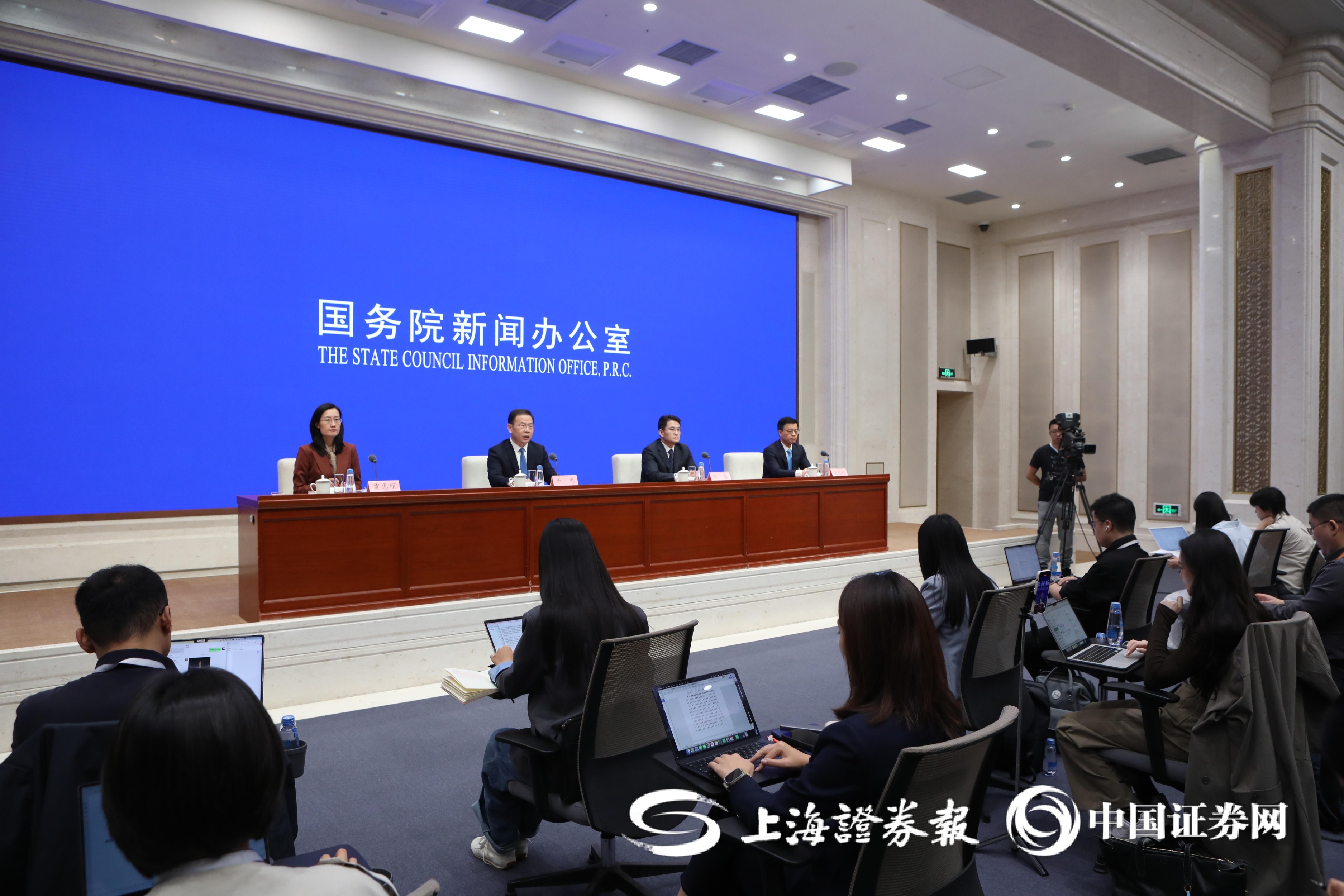 人力资源社会保障部：积极开展扩大企业年金覆盖面试点 扎实推进个人养老金制度实施